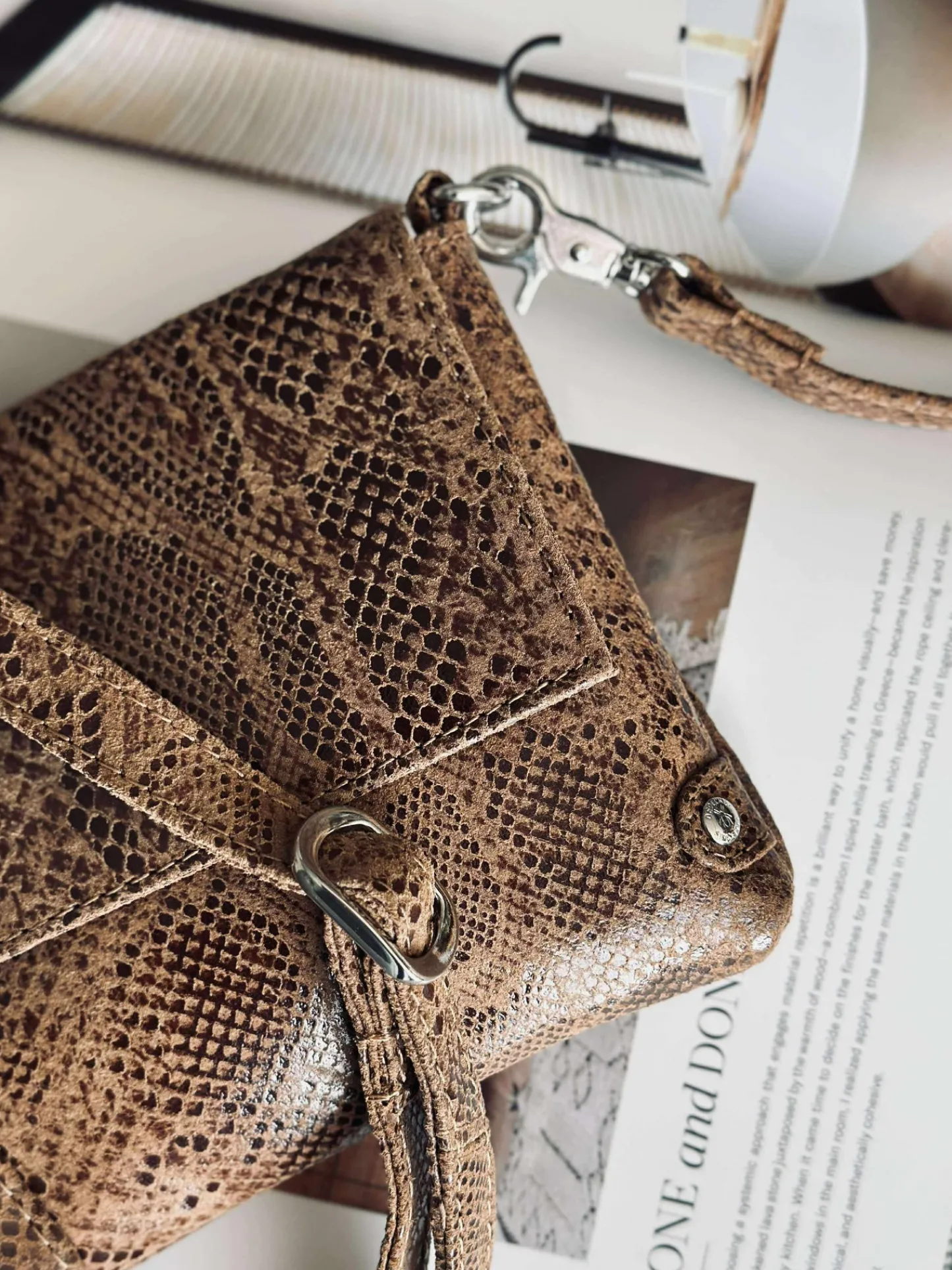 VIAMAJA Clutch - Snake Hot