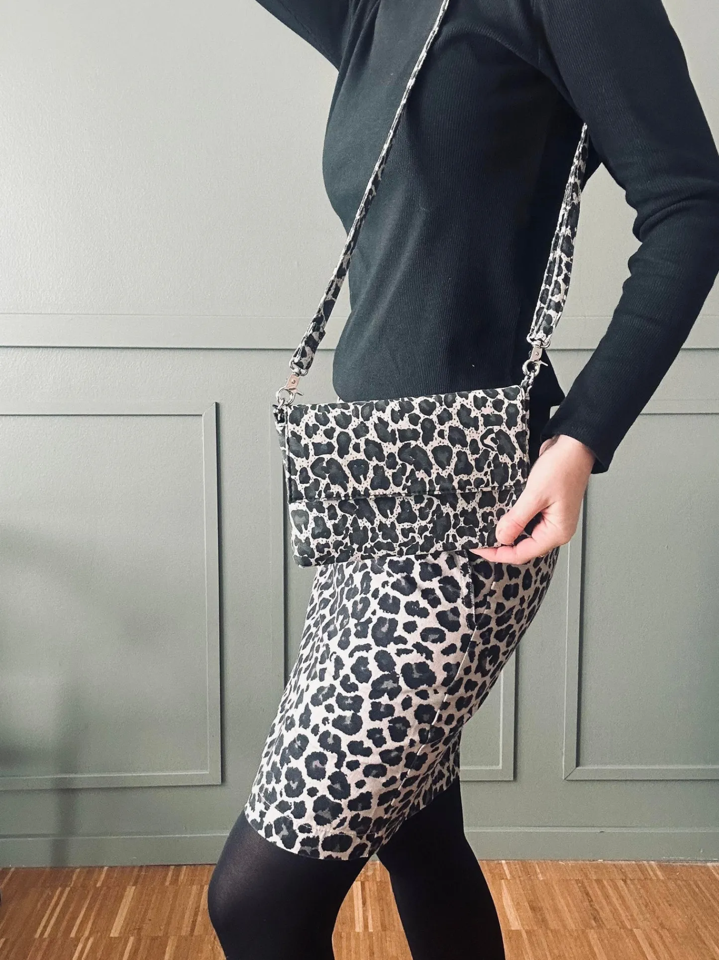 VIAMAJA Clutch Grey leopard leather Hot