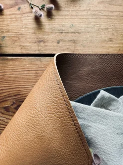 VIAMAJA Dækkeserviet – Vendbar Cognac / Natur Online