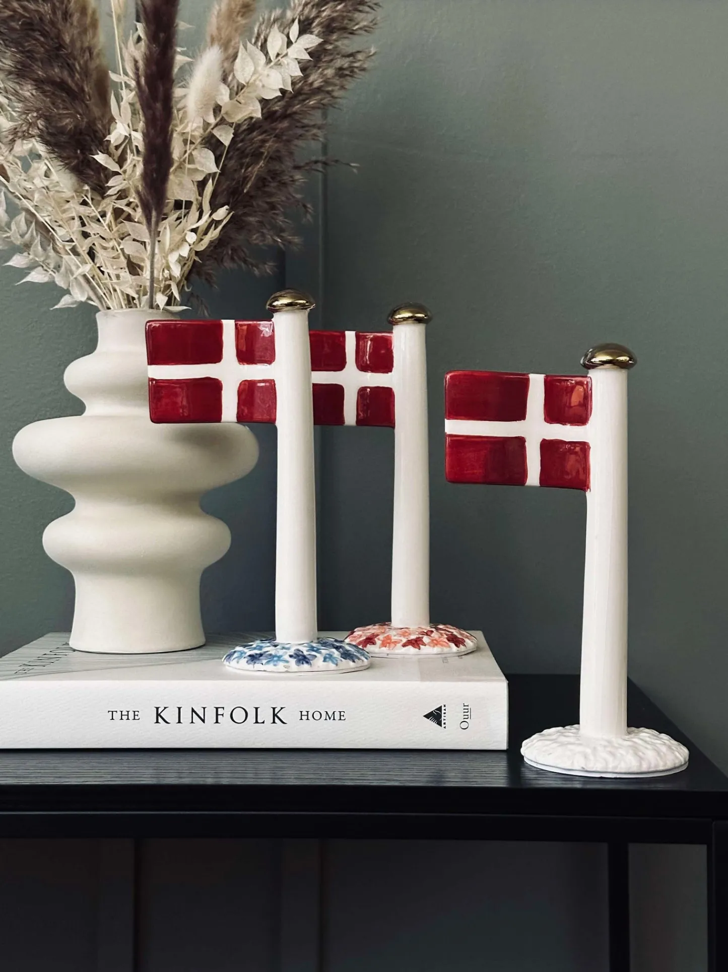 VIAMAJA Flag keramik – Dannebrog m. Rosa fod Clearance