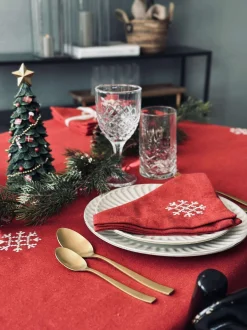 VIAMAJA Juledug Rød JUL med broderi - Flere størrelser