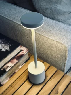 VIAMAJA LED bordlampe KELLY Creme - genopladelig New