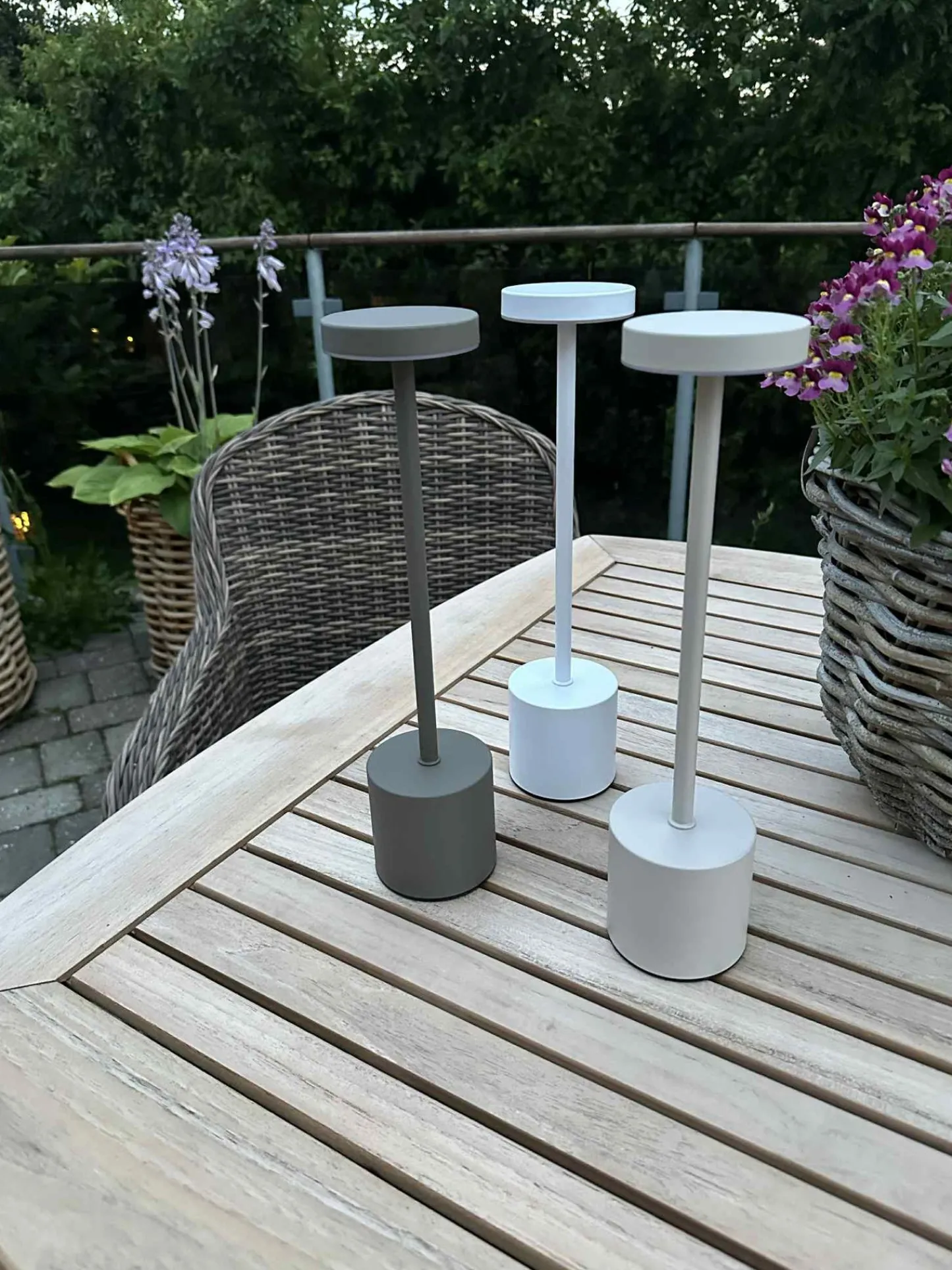 VIAMAJA LED bordlampe KELLY Hvid - genopladelig Online