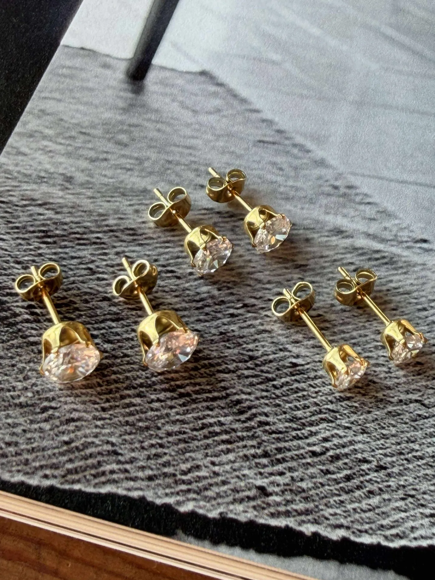 VIAMAJA Mix box med 6 øreringe - Riva 18k forgyldt Outlet
