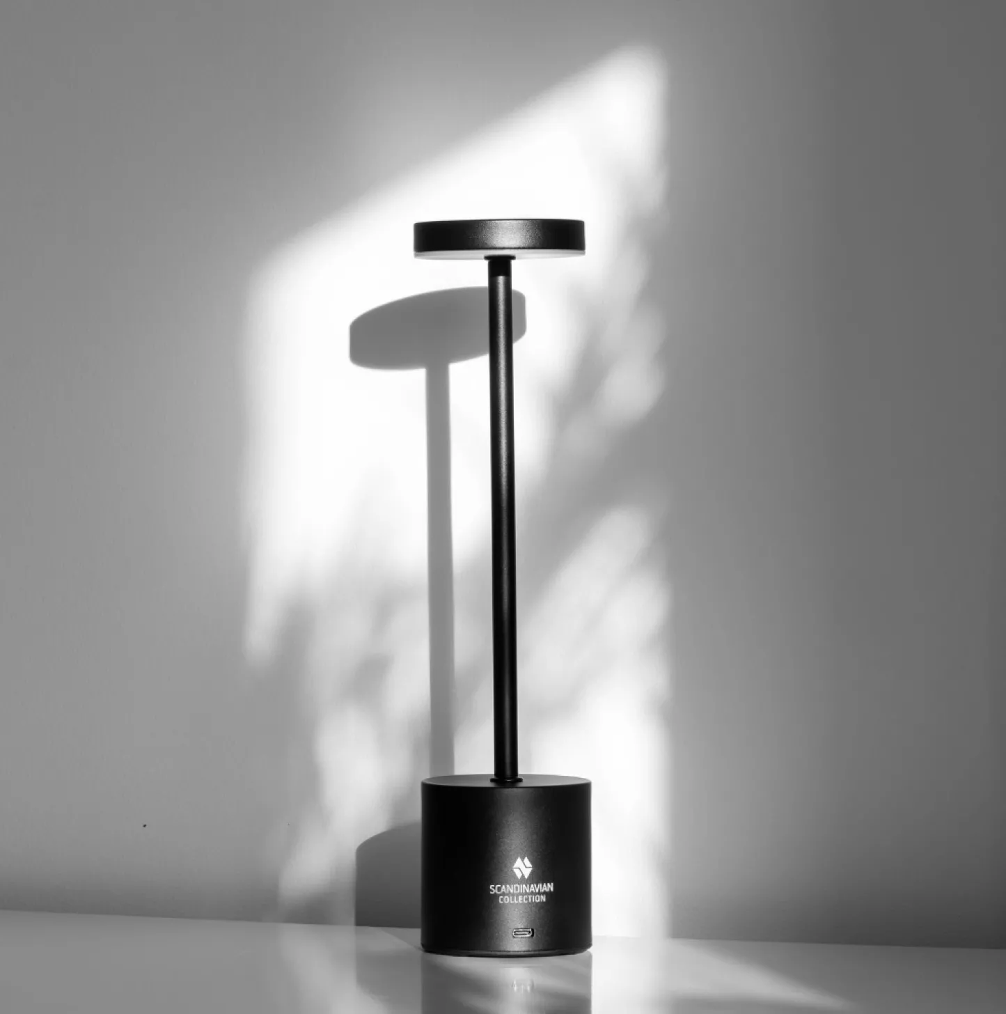 VIAMAJA Touch bordlampe i sort Best